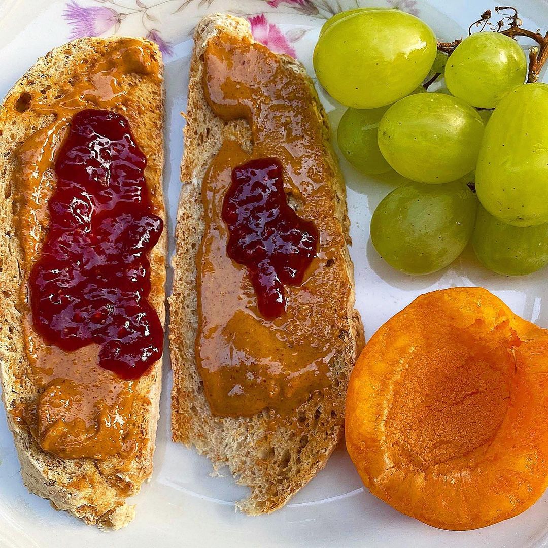 Pane con burro di arachidi e marmellata Sano buono e italiano