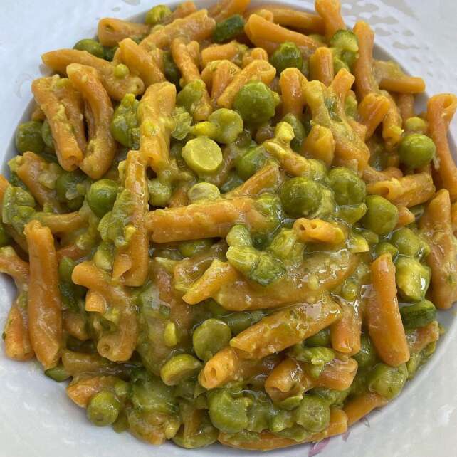 Pasta di lenticchie, zucchine e piselli Sano buono e italiano